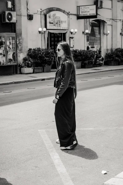 Kobieta stoi przy ulicy miejskiej — Zdjęcie stockowe