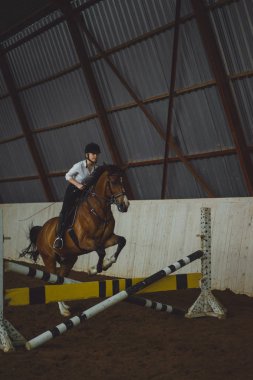 Kız engel üzerinden at üzerinde atlama