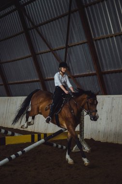 Kız engel üzerinden at üzerinde atlama