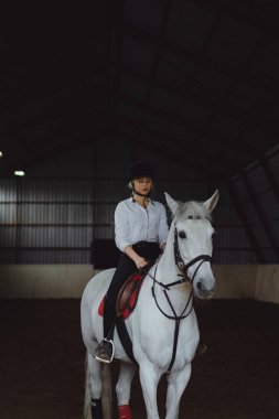 kıyafeti arenada at üzerinde oturan kız