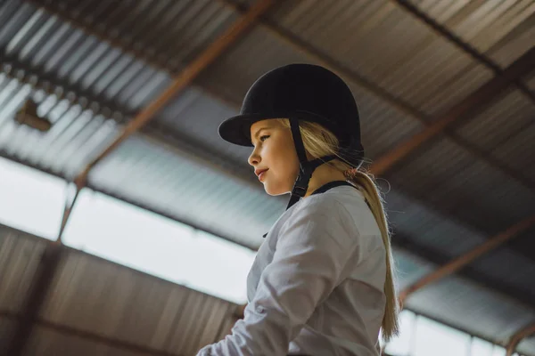 Chica en traje sentado a caballo en arena — Foto de Stock