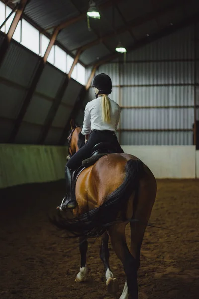 Chica en traje de caballo de entrenamiento en la arena — Foto de Stock