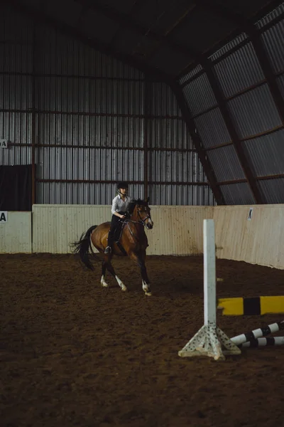 Chica saltar en caballo a través de obstáculo — Foto de Stock