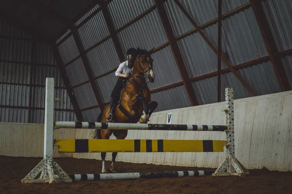 Kız engel üzerinden at üzerinde atlama