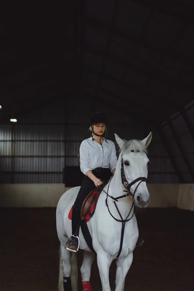 Chica en traje sentado a caballo en arena — Foto de Stock
