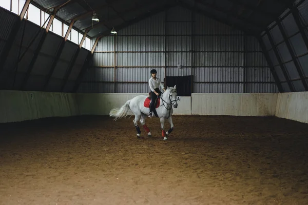 Mujer montando a caballo en arena — Foto de Stock