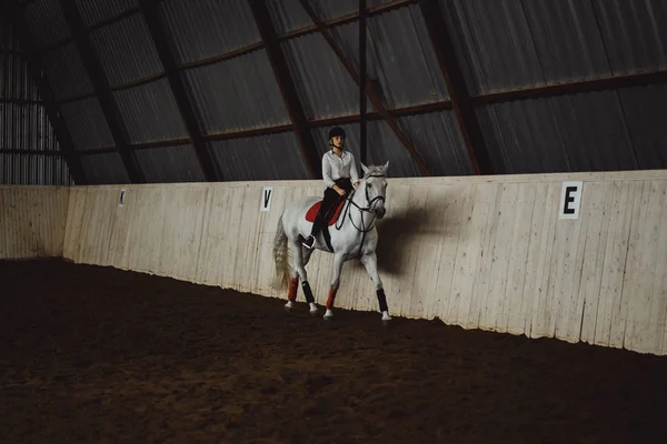 Mujer montando a caballo en arena — Foto de Stock