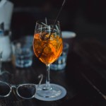 Sonnenbrille mit Cocktail auf dem Tisch