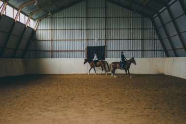 Arenada ata binerek kadınlar