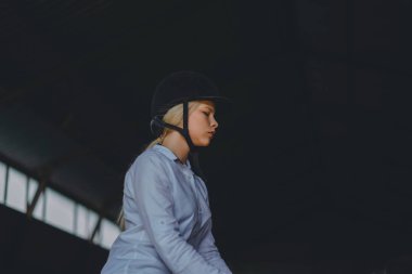 kıyafeti arenada at üzerinde oturan kız