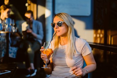 Kadın kokteyl içiyor.