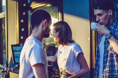 Açık kafede çalışan garsonlar