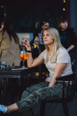 açık havada yaz kafede oturan kadın