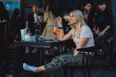 kişi kokteyl içme