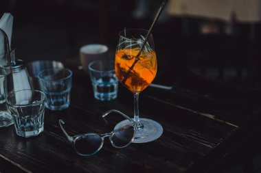 Masada kokteyl ile güneş gözlüğü