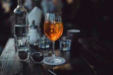 Masada kokteyl ile güneş gözlüğü