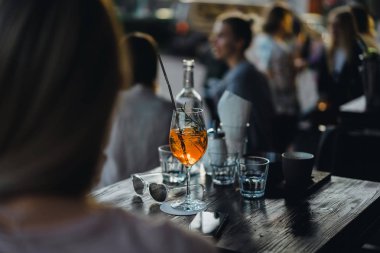 Masada kokteyl ile güneş gözlüğü