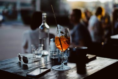 Masada kokteyl ile güneş gözlüğü