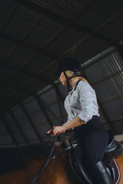 Chica en traje sentado a caballo en arena — Foto de Stock