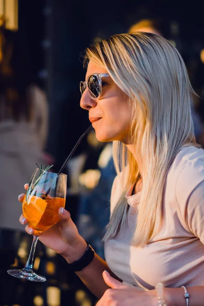 Nő koktélt iszik — Stock Fotó