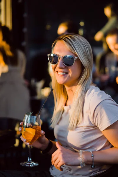 açık havada yaz kafede oturan kadın