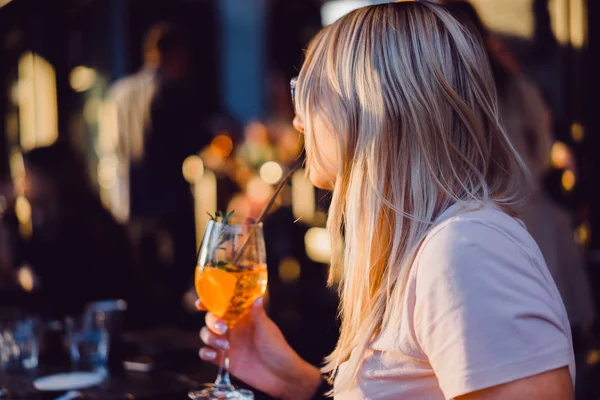 Woman drinking cocktail — Stock Photo, Image