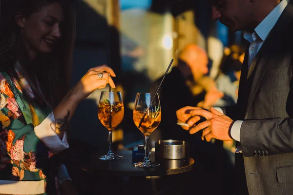 Erkek ve kadın sokak kafede kokteyl içme