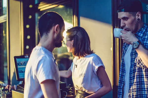 Açık kafede çalışan garsonlar