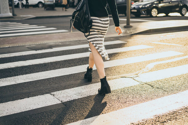 пешеходный переход по городу
