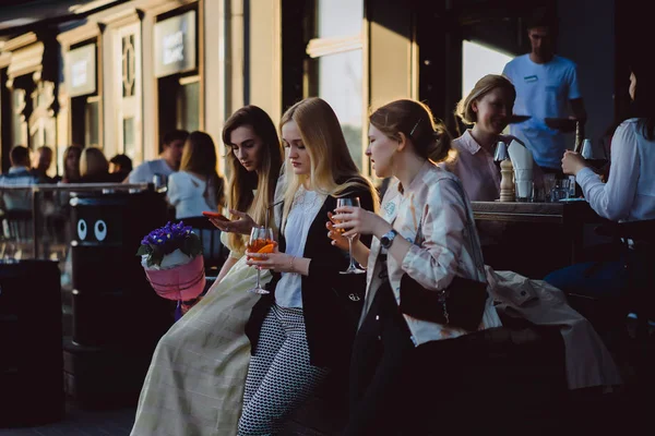 People drinking cocktails — Stock Photo, Image