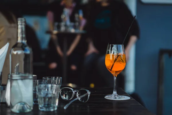 Sunglasses with cocktail on table — Stock Photo, Image