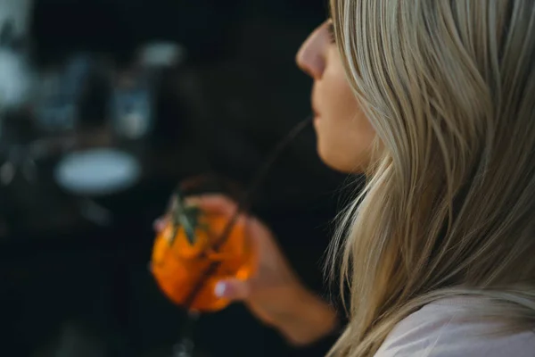 Vrouw die cocktail drinkt — Stockfoto