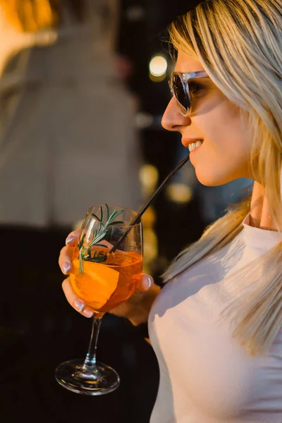 Mulher beber cocktail — Fotografia de Stock
