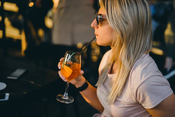 Kadın kokteyl içiyor. — Stok fotoğraf