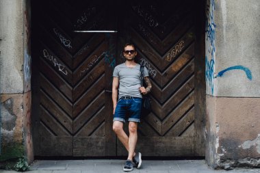 Adam ahşap duvara yaslanmış