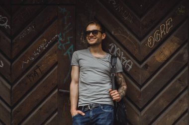 Adam ahşap duvara yaslanmış