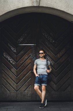 Adam ahşap duvara yaslanmış