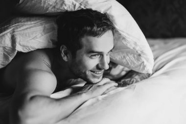 yatakta yatan kıl adam