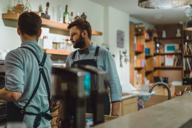 Kafeteryada çalışan Barista