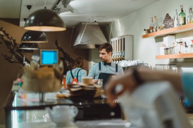 Kafeteryada çalışan Barista