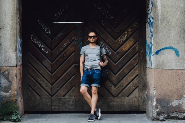 Adam ahşap duvara yaslanmış