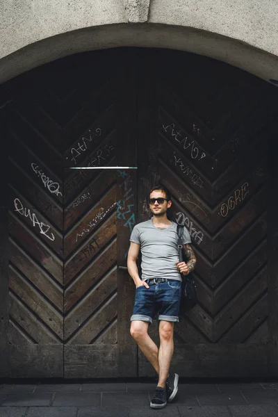 Adam ahşap duvara yaslanmış