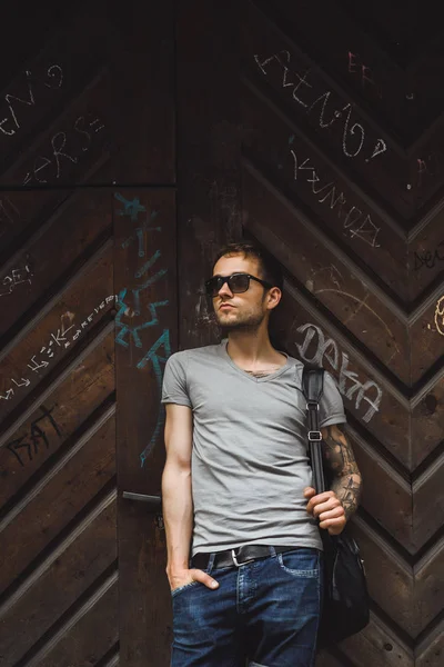 Hombre apoyado en la pared de madera —  Fotos de Stock