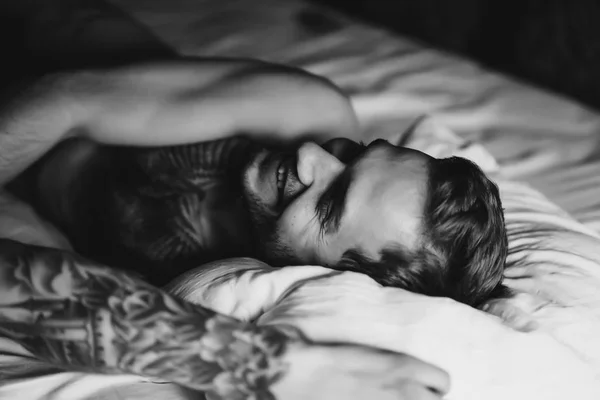 Uomo sdraiato sul cuscino sul letto — Foto Stock