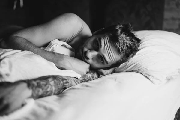 Uomo sdraiato sul cuscino sul letto — Foto Stock