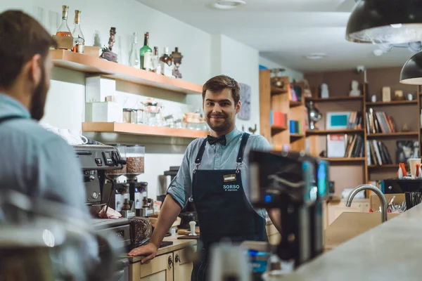 Kafeteryada çalışan Barista