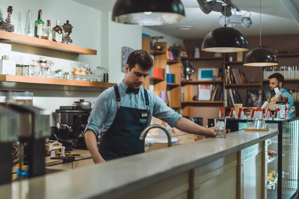 Kafeteryada çalışan Barista