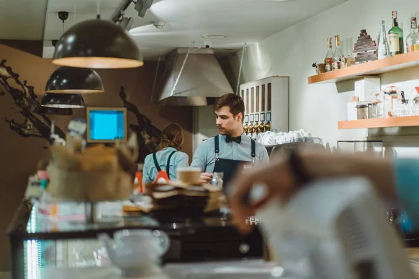 Kafeteryada çalışan Barista
