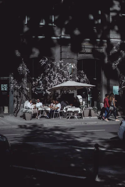 人在街边咖啡馆在吃饭 — 图库照片