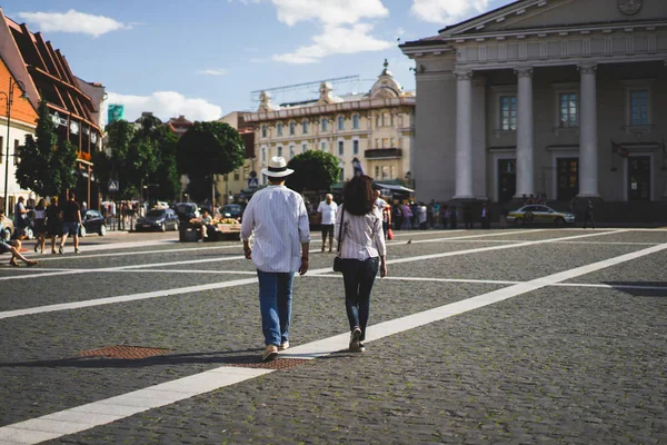 Paar spaziert über zentralen Platz — Stockfoto